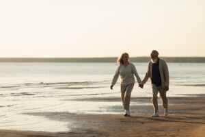 Balade à deux main dans la main sur la côte atlantique les pieds dans le sable